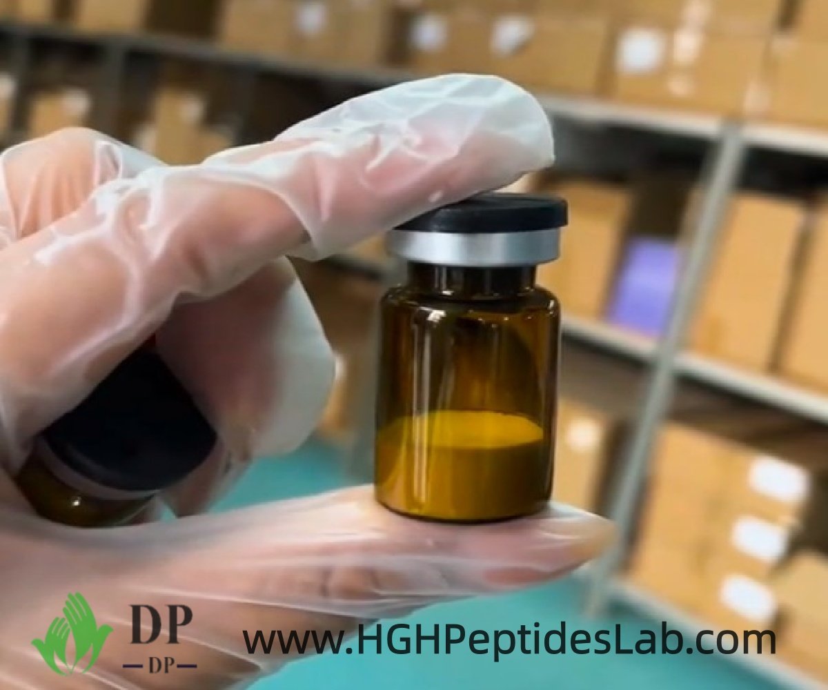 Ruka držící výzkumný model DSIP vial zblízka