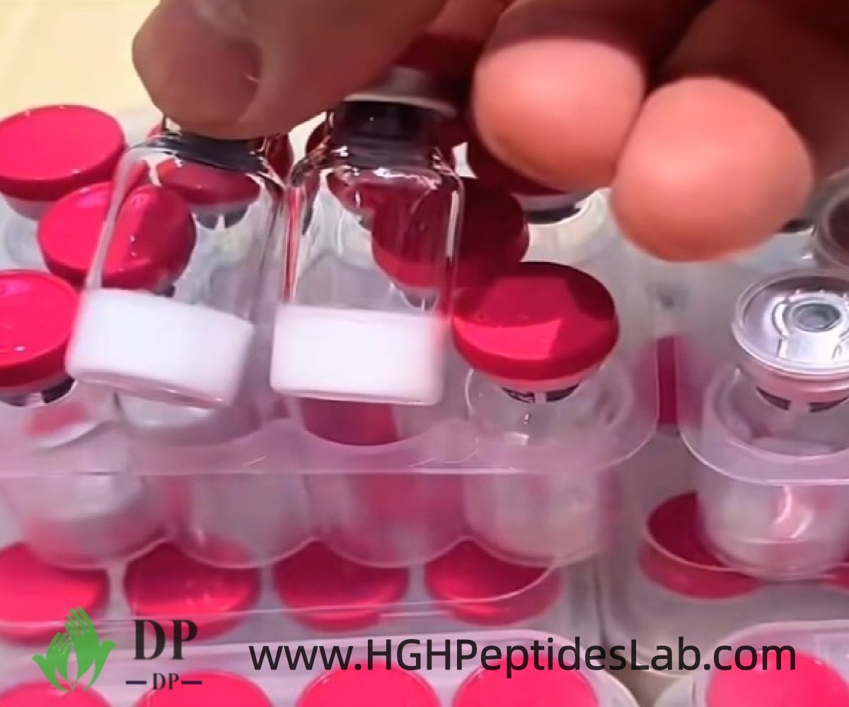 Tangan memegang penyelidikan Epithalon vial dari dekat