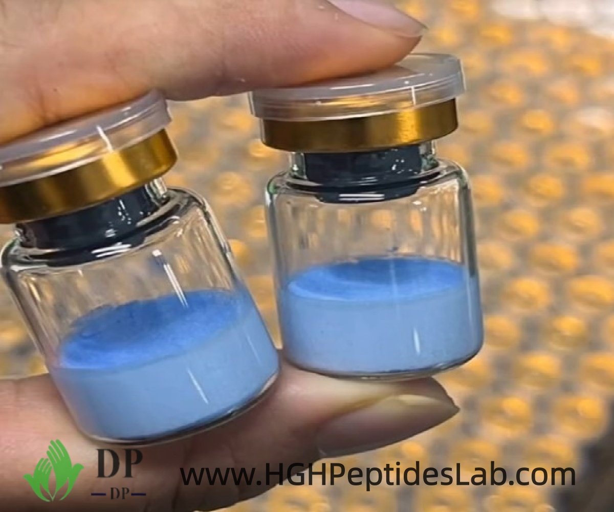 Hand som håller en GHK-Cu-undersökning vial närbild