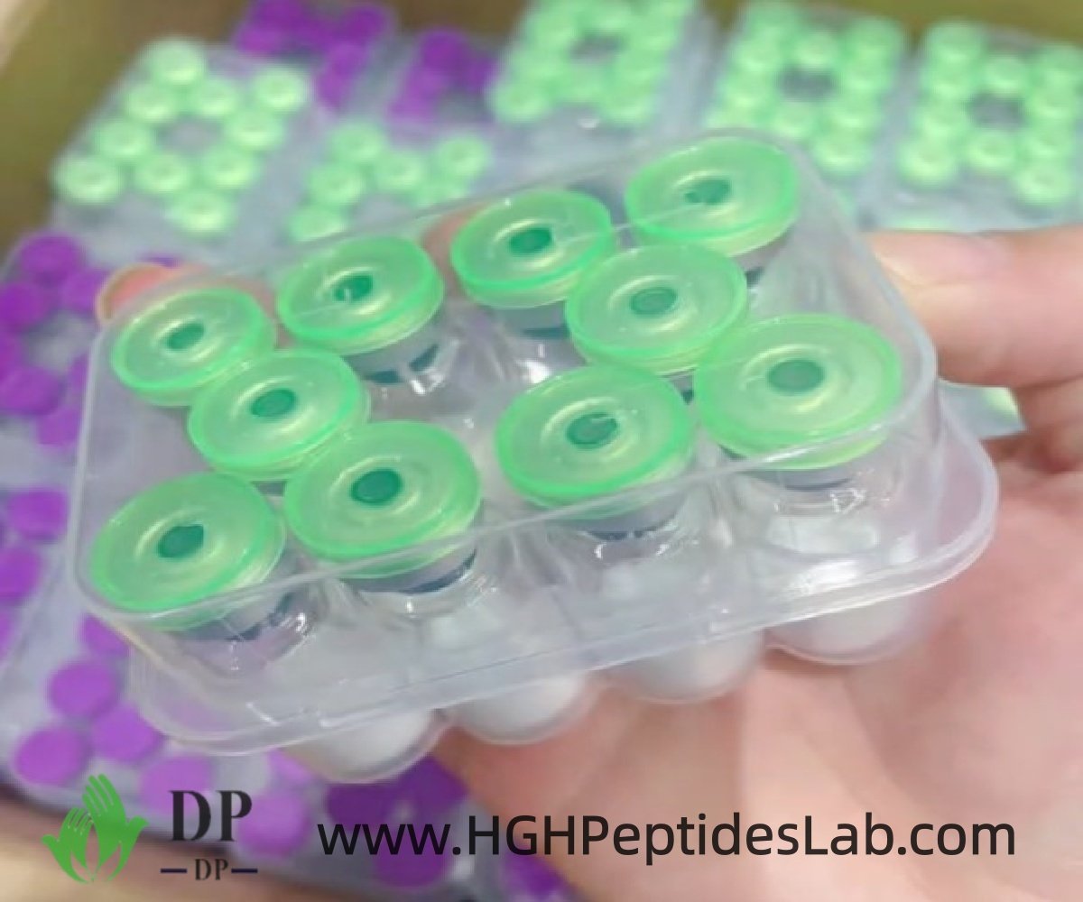 Mână ținând un PT141 cercetare vial prim-plan