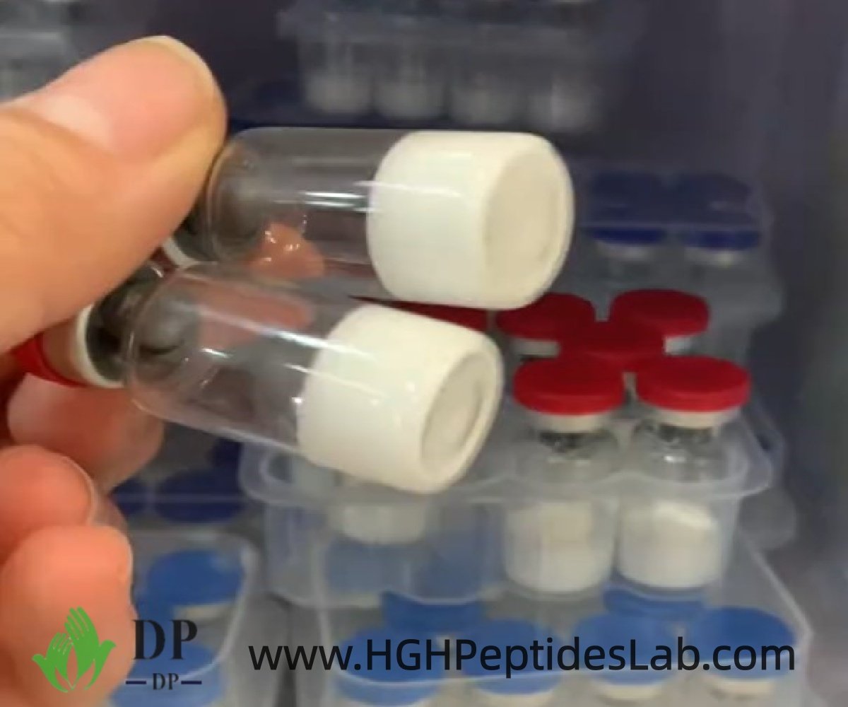 Tangan memegang Melatonin penelitian vial close up