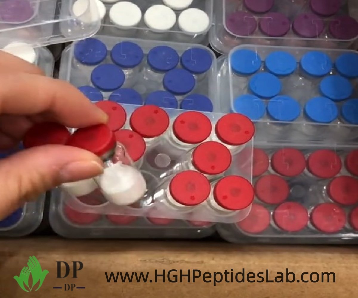 Melatonin dan vial ditampilkan bersama dengan peptida lain vials